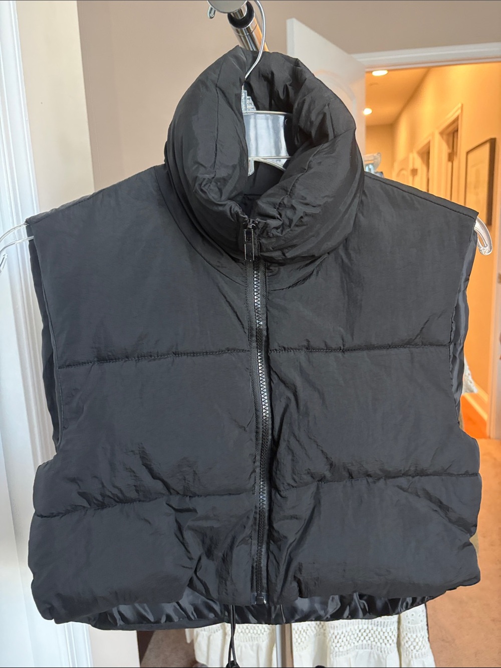 Cropped Black Puffer Vest Jacket - Sleeveless Winter Bodywarmer